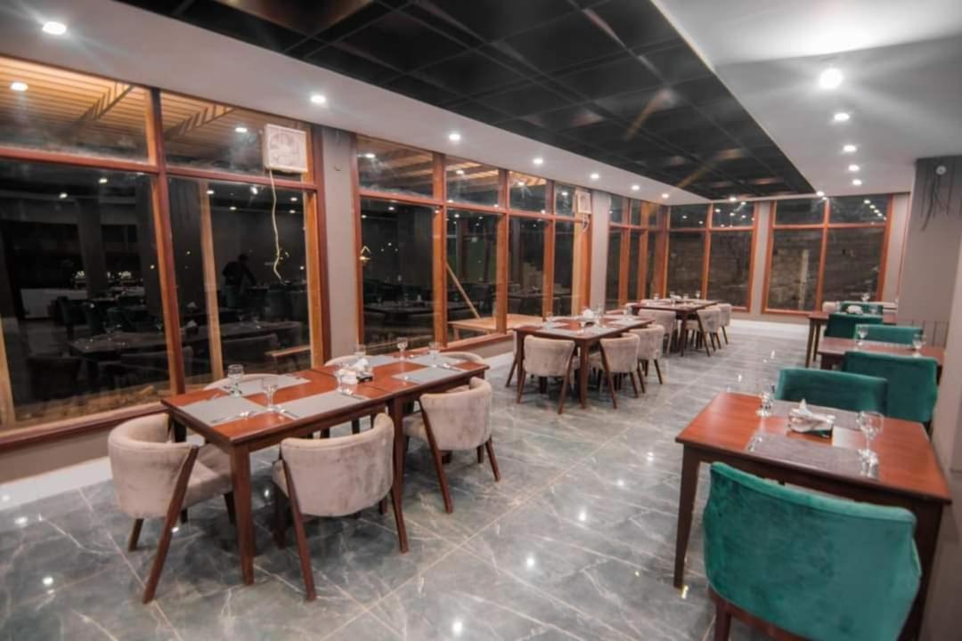 Tibet Hotel Skardu Exteriör bild